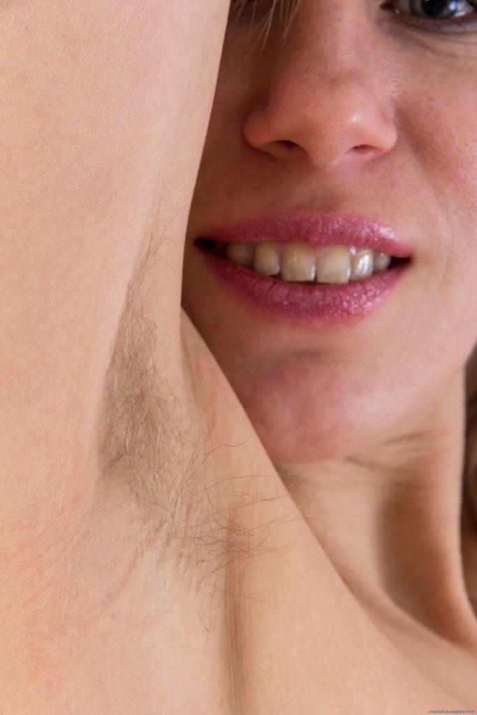 16P A senhora Leggy Loredana tira seu conjunto de lingerie vermelha para mostrar sua vagina peluda