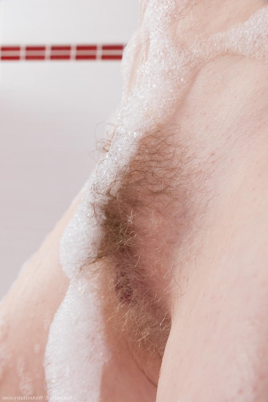 20P La rubia amateur Natinella muestra su coño peludo de cerca en la ducha