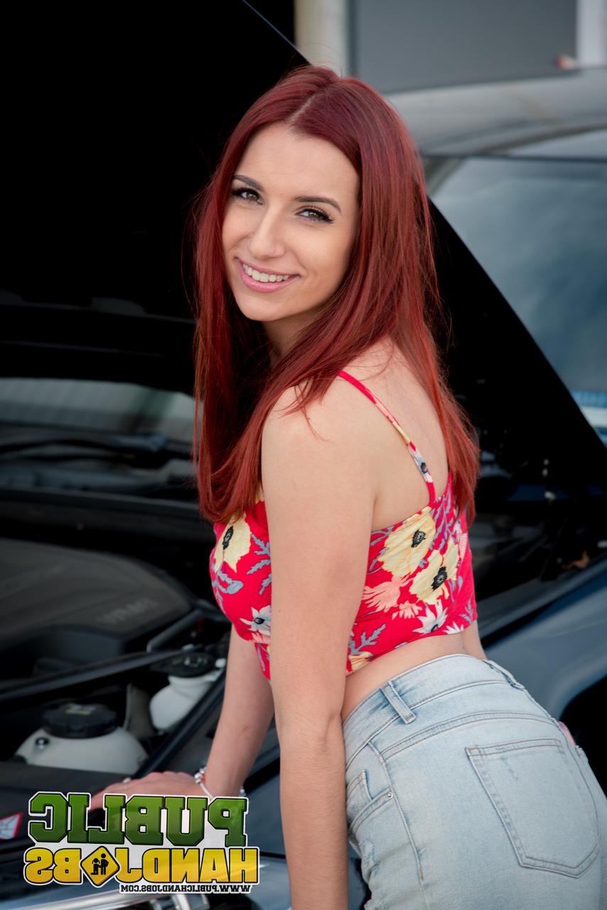 20P Pornostar April Snow gibt einem Kerl, der ihr bei der Reparatur ihres Autos geholfen hat, einen Handjob