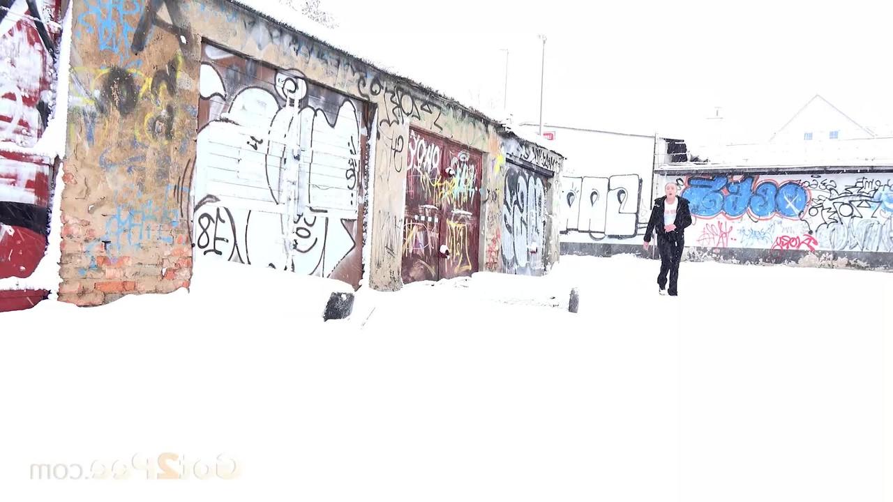 15P Gianna Ray, une fille blanche, fait pipi sur un sol enneigé.