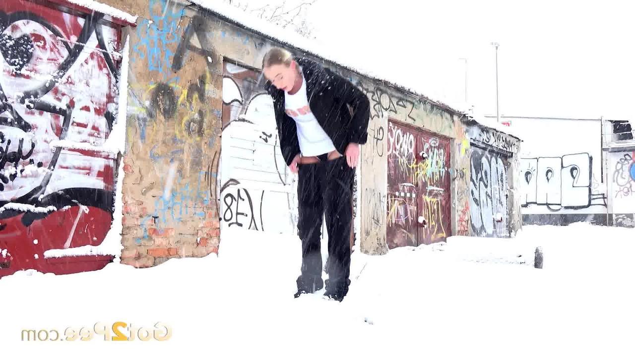 15P Gianna Ray, une fille blanche, fait pipi sur un sol enneigé.