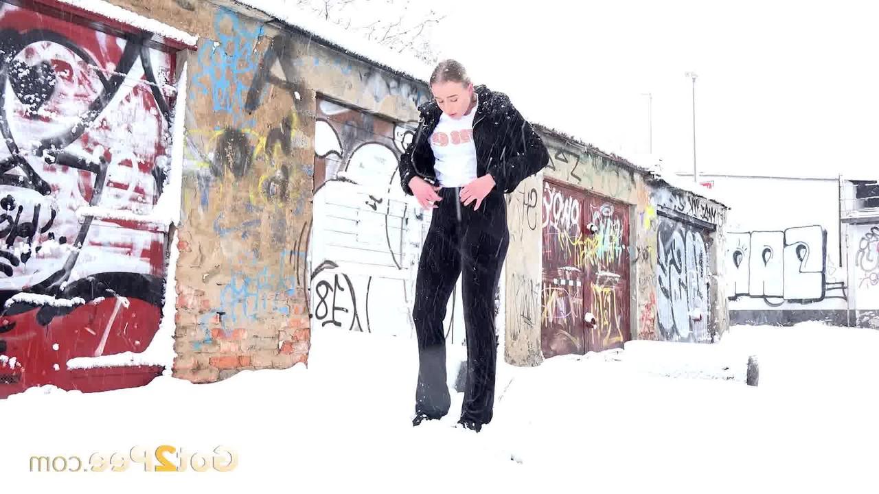15P Gianna Ray, une fille blanche, fait pipi sur un sol enneigé.