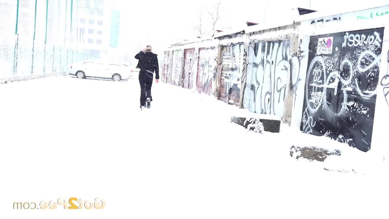 15P Gianna Ray, une fille blanche, fait pipi sur un sol enneigé.