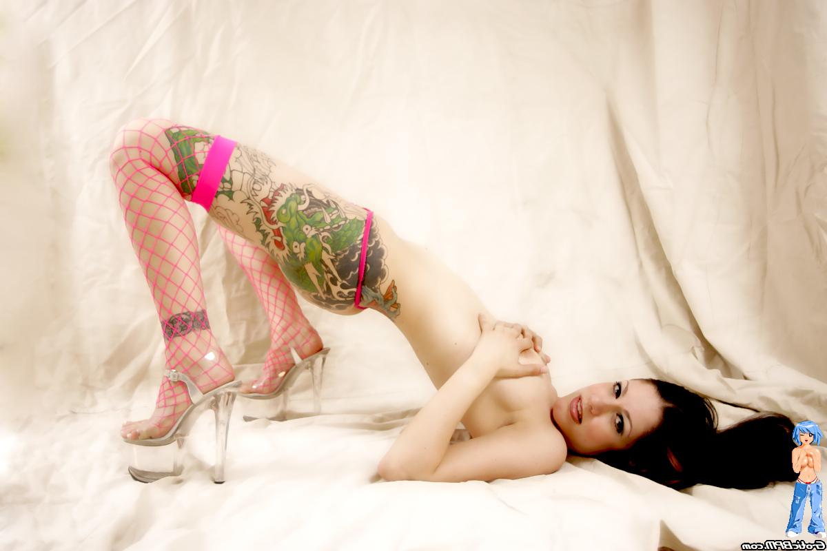 15P La morena tatuada Koii hace fantásticas poses desnuda con medias de red y tacones altos