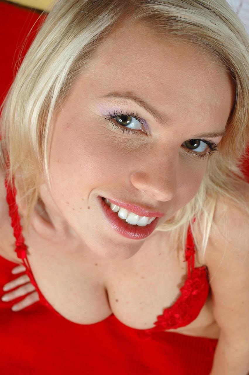 20P A adolescente loira platinada Marketa posando em sua lingerie vermelha e branca