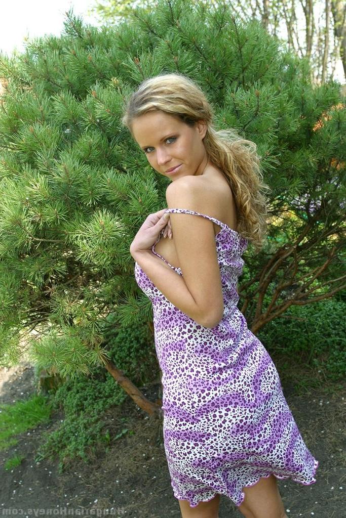 20P Симпатичная чешская милфа Raylene Richards показывает свои удивительные большие сиськи на улице