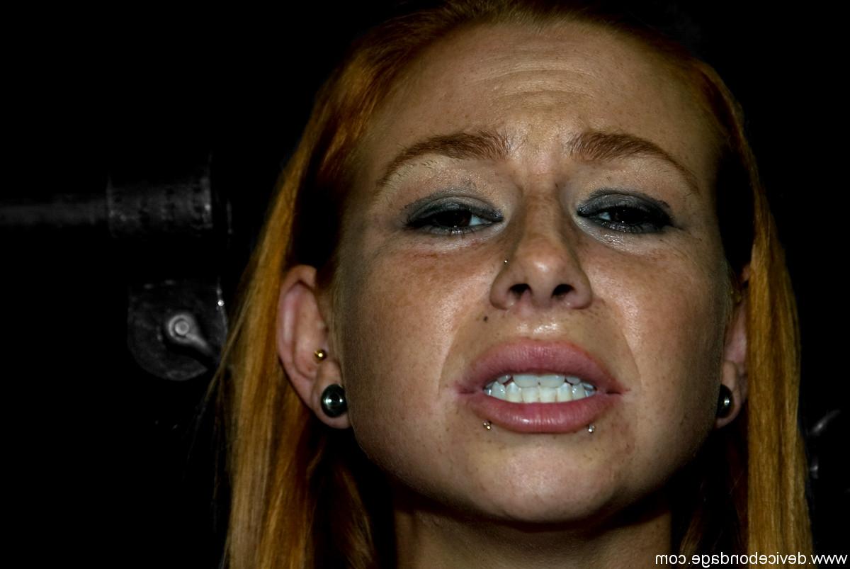 20P Scarlett Pain, une jeune fille nue aux gros seins, se fait fouetter dans un bondage métallique.