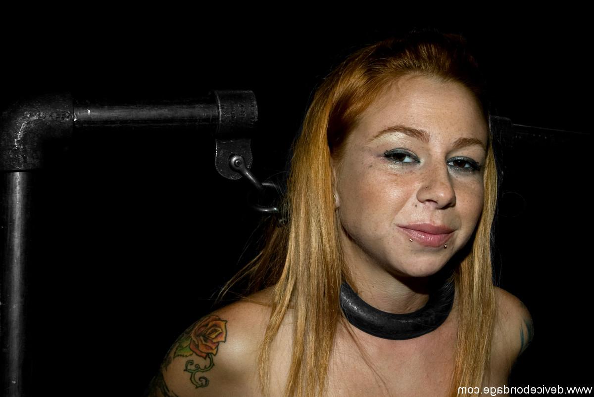 20P Scarlett Pain, une jeune fille nue aux gros seins, se fait fouetter dans un bondage métallique.