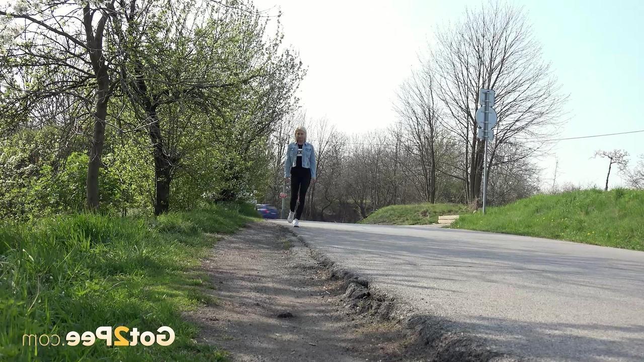 15P Pretty blonde Debora pulls down black leggings to pee beside the road