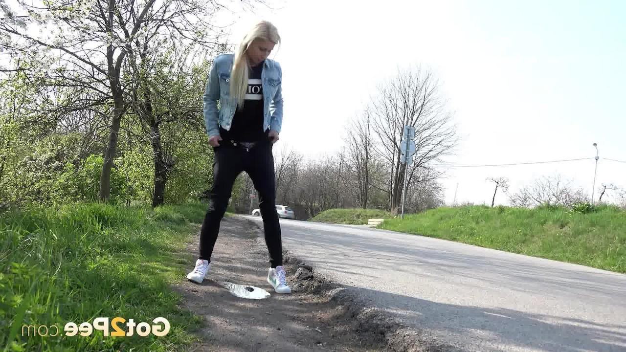 15P Pretty blonde Debora pulls down black leggings to pee beside the road