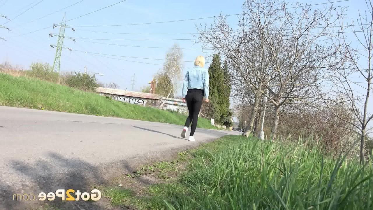 15P Pretty blonde Debora pulls down black leggings to pee beside the road