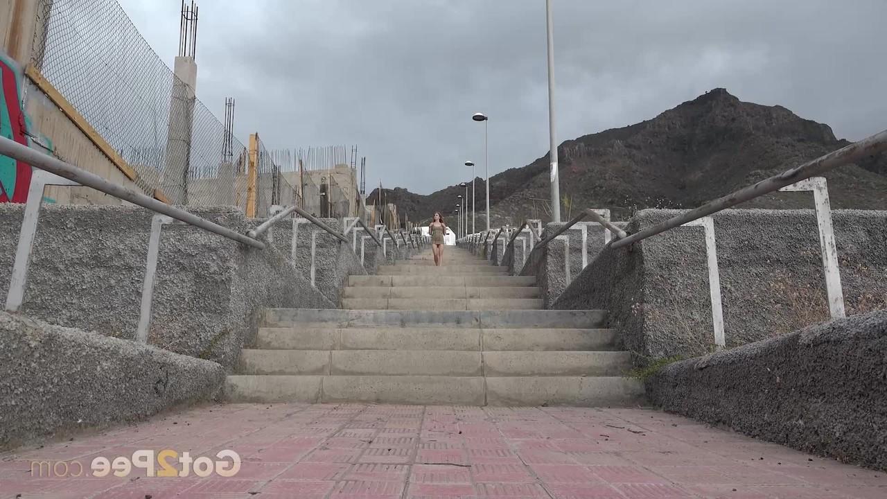 15P A garota sozinha Barbieg levanta o vestido curto para mijar em uma passarela pública