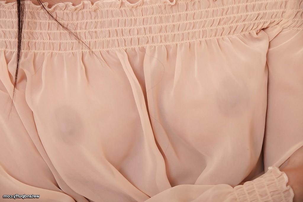 16P Gata europeia em lingerie branca Tania aperta os lábios da boceta, sentada na cadeira