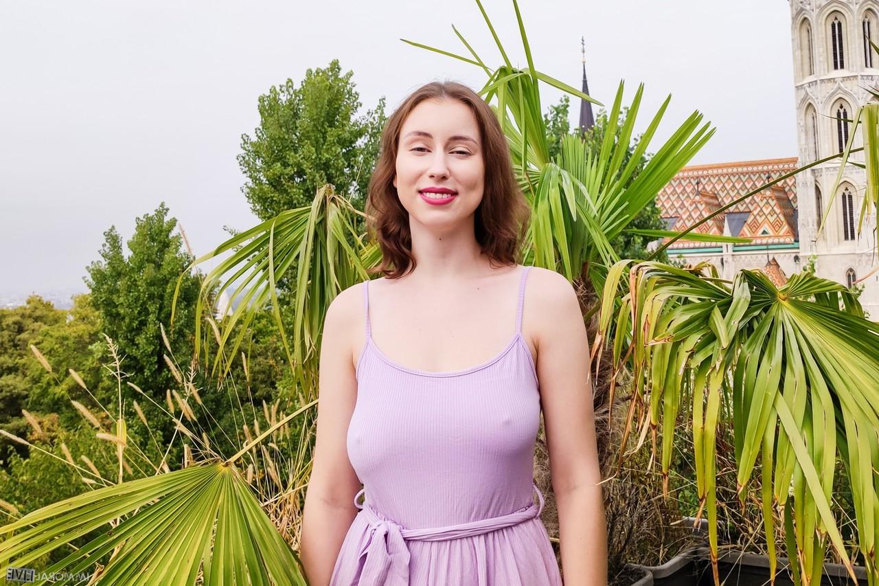 15P La linda Berta Lusty muestra sus grandes tetas naturales antes de tener sexo BBG