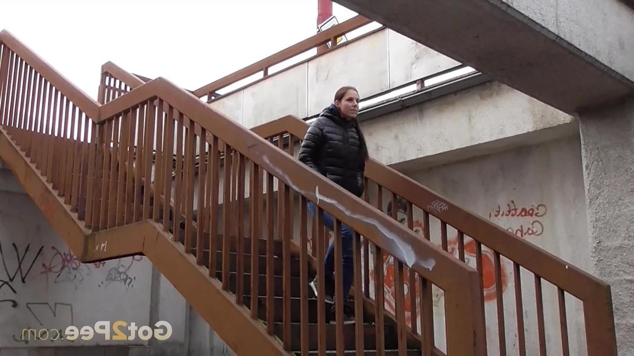15P Antonia Sainz, une fille blanche, se fait prendre avec son jean baissé en pissant.