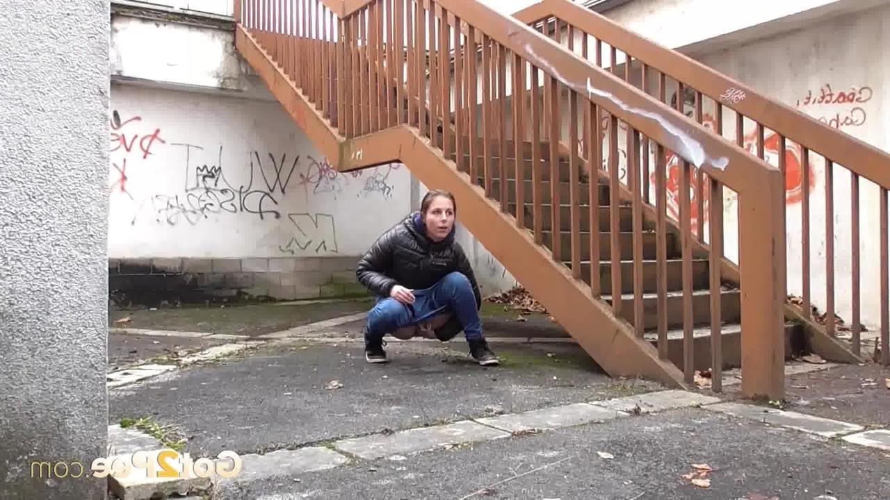15P Antonia Sainz, une fille blanche, se fait prendre avec son jean baissé en pissant.