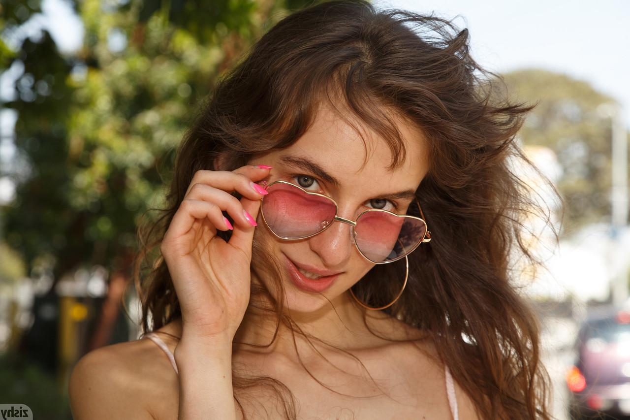 13P A gata amadora sexy Vivi Kuanas mostra a calcinha e os peitos em público