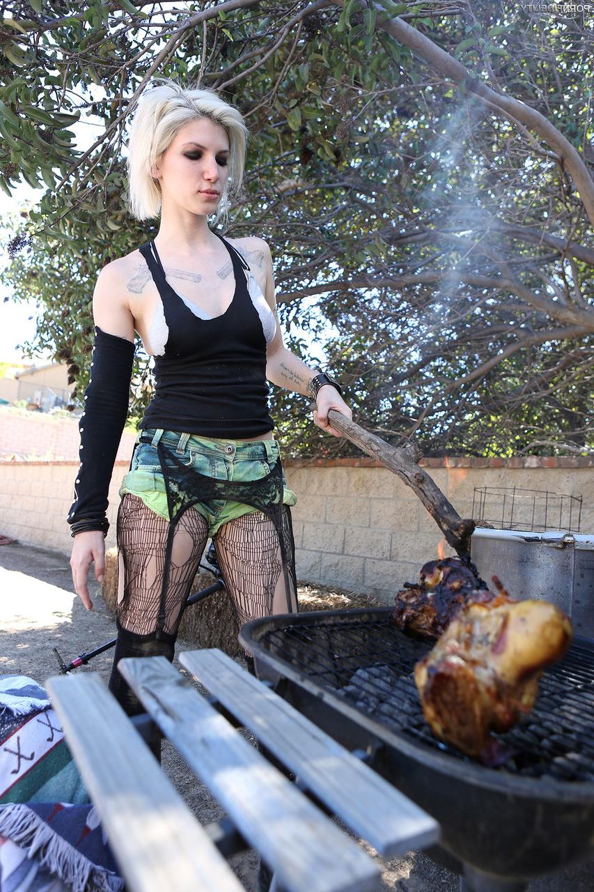 17P Der eingesperrte, tätowierte amerikanische Pornostar Indigo August befreit sich zum Braless BBQ