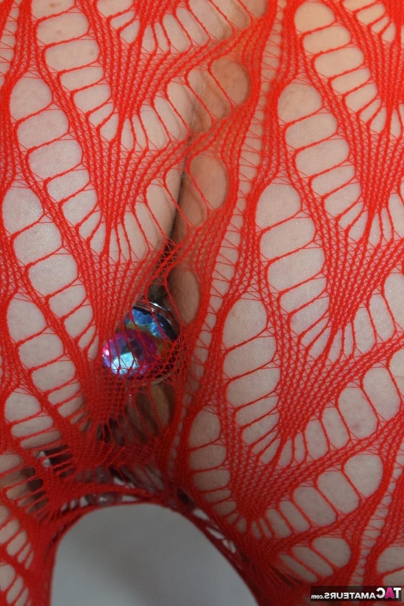 16P Die ältere Blondine Emerald zieht ihre Kleidung aus, während sie einen Buttplug trägt