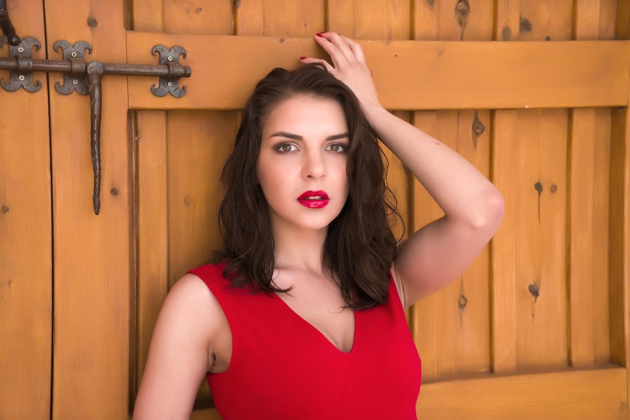 17P La belle brune Henessy se doigte la chatte après un strip-tease sexy