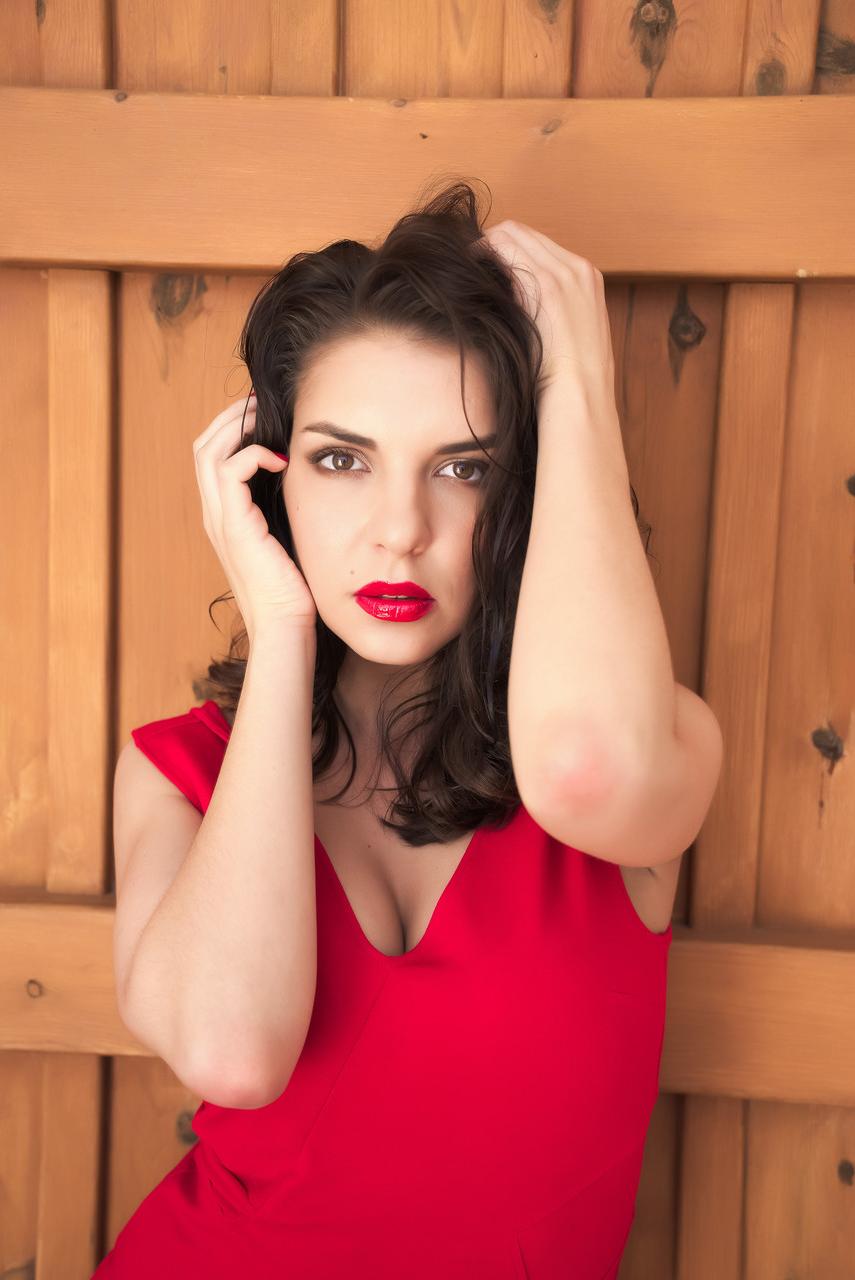17P La belle brune Henessy se doigte la chatte après un strip-tease sexy