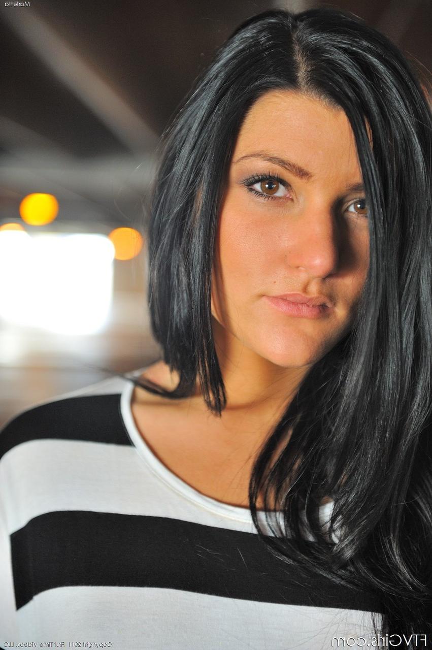 20P Marletta, une fille glamour, joue avec ses tétons percés et joue avec un gode.