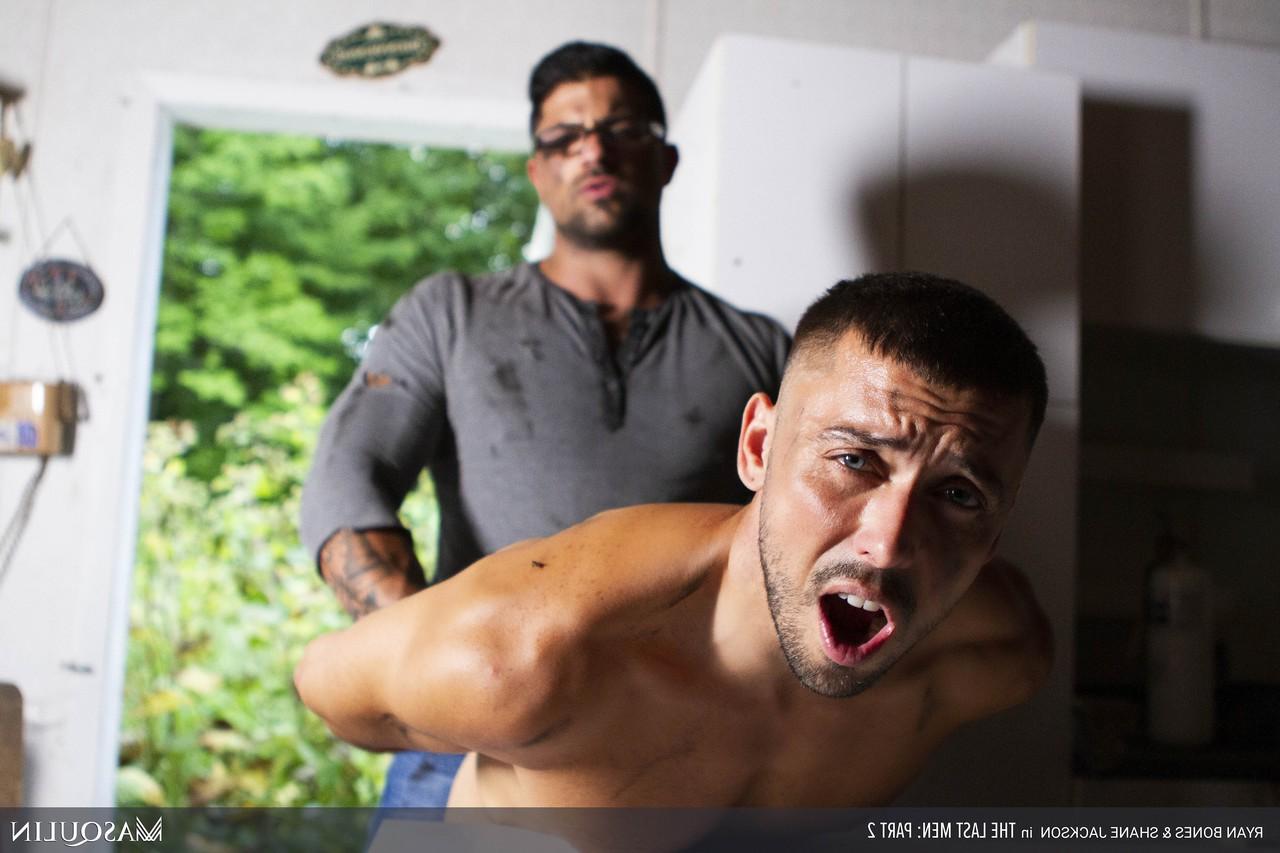 20P Hung gay Ryan Bones wanks while having wild anal sex with a muscular top