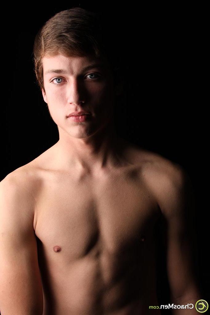 20P O moreno gay alto Sidney tira a roupa e revela seu corpo magro e seu belo pau