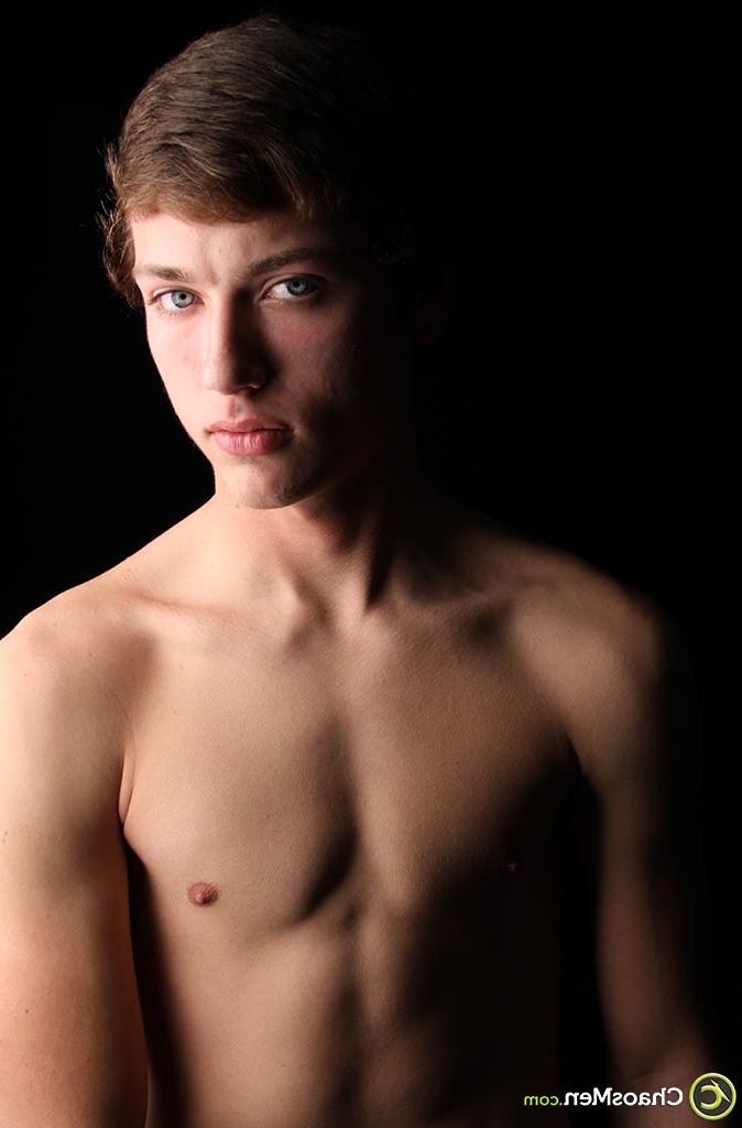 20P O moreno gay alto Sidney tira a roupa e revela seu corpo magro e seu belo pau