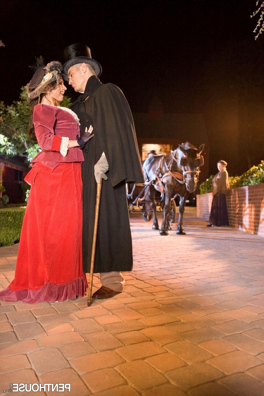 20P A morena Vanessa Lane expõe suas tetas e fica lisa ao ar livre
