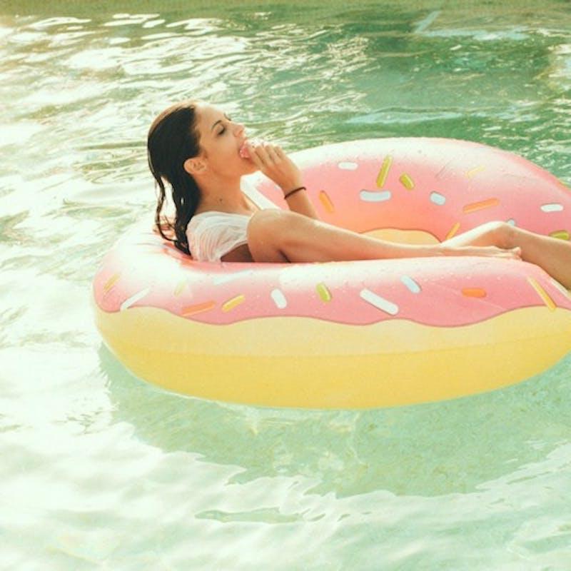 14P Nena erótica monta una dura polla blanca en un flotador de cisne en la piscina