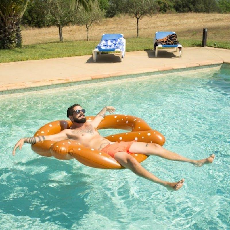 14P Nena erótica monta una dura polla blanca en un flotador de cisne en la piscina