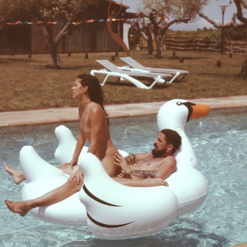 14P Nena erótica monta una dura polla blanca en un flotador de cisne en la piscina