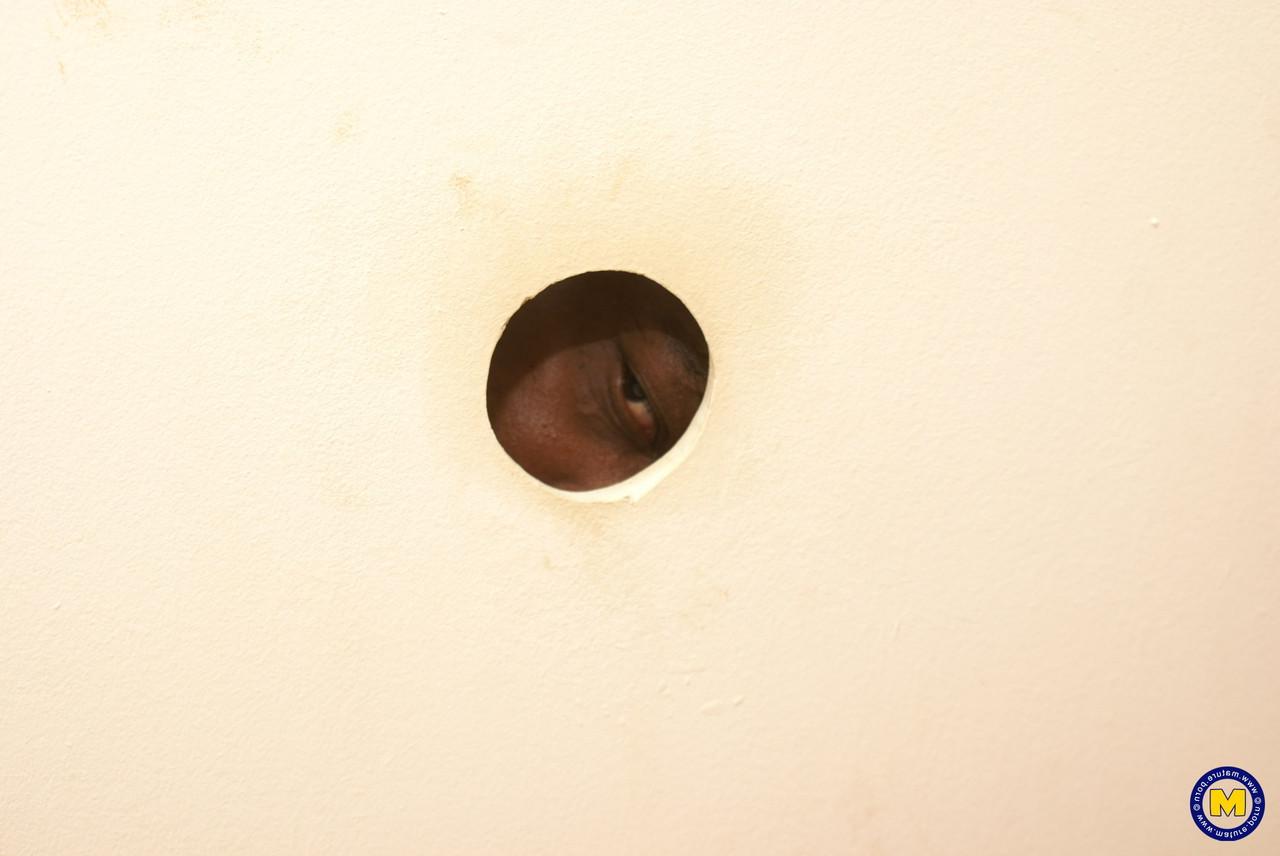 20P La cachonda amateur Emi chupa una BBC en el Gloryhole antes de recibirla en su coño