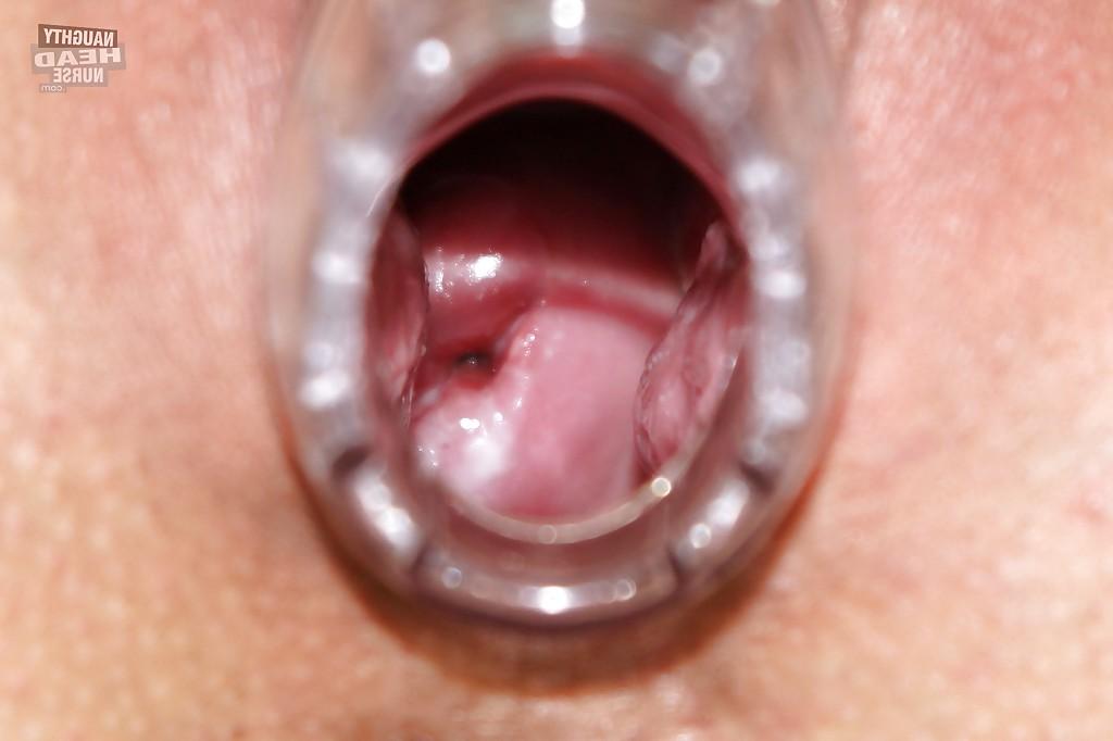 16P Enfermera madura lujuriosa en medias masturbándose la vagina con diferentes juguetes