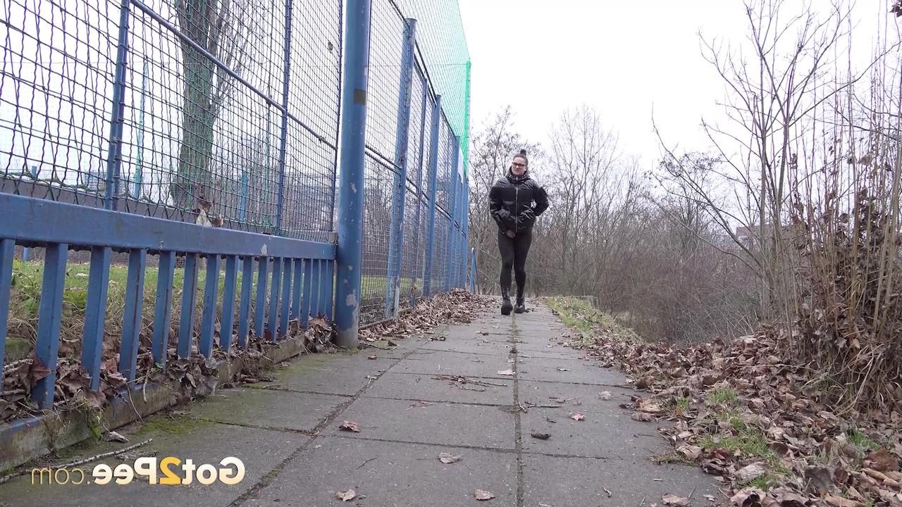 15P Barbara Bieber, une fille blanche, montre son cul nu en pissant sur un chemin.
