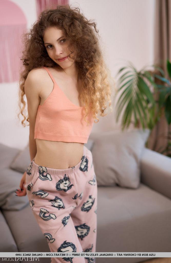 18P Uma jovem com cabelo encaracolado e uma rata doce Lisa Bon fica totalmente nua