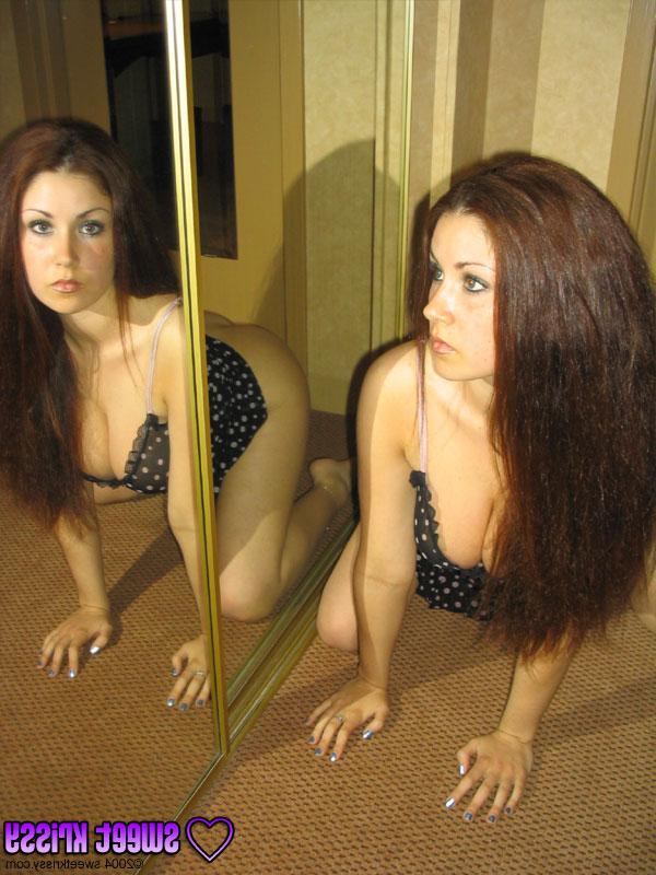12P A Amadora Sweet Krissy modela lingerie em frente a um espelho