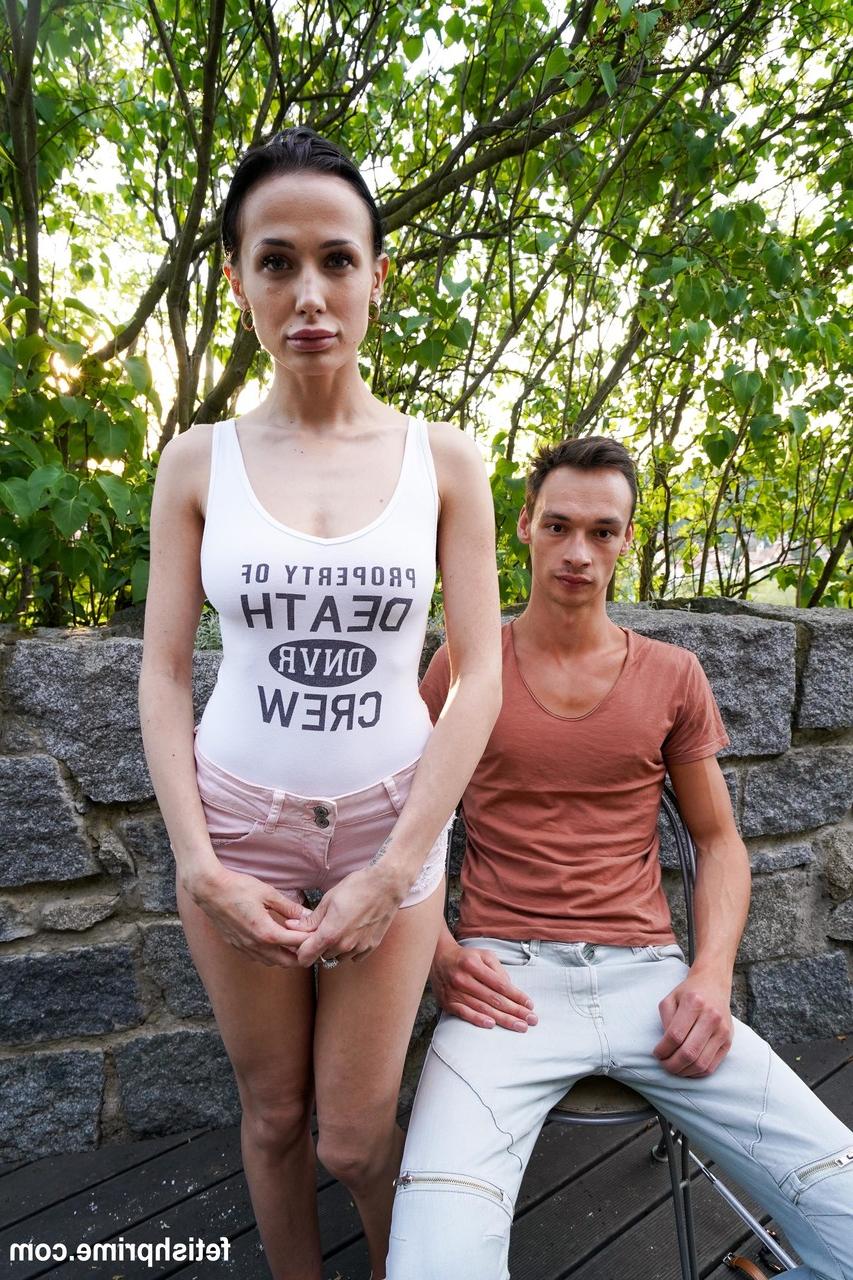 20P A gata magrinha Nicole Love deixa seu namorado espancar e chicotear sua bunda grande ao ar livre