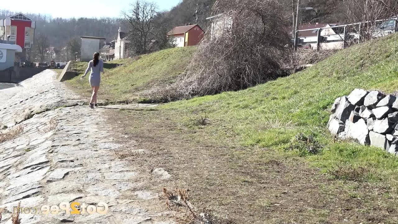 15P La brune Vinna Reed pisse le long du rivage lors d'une promenade.