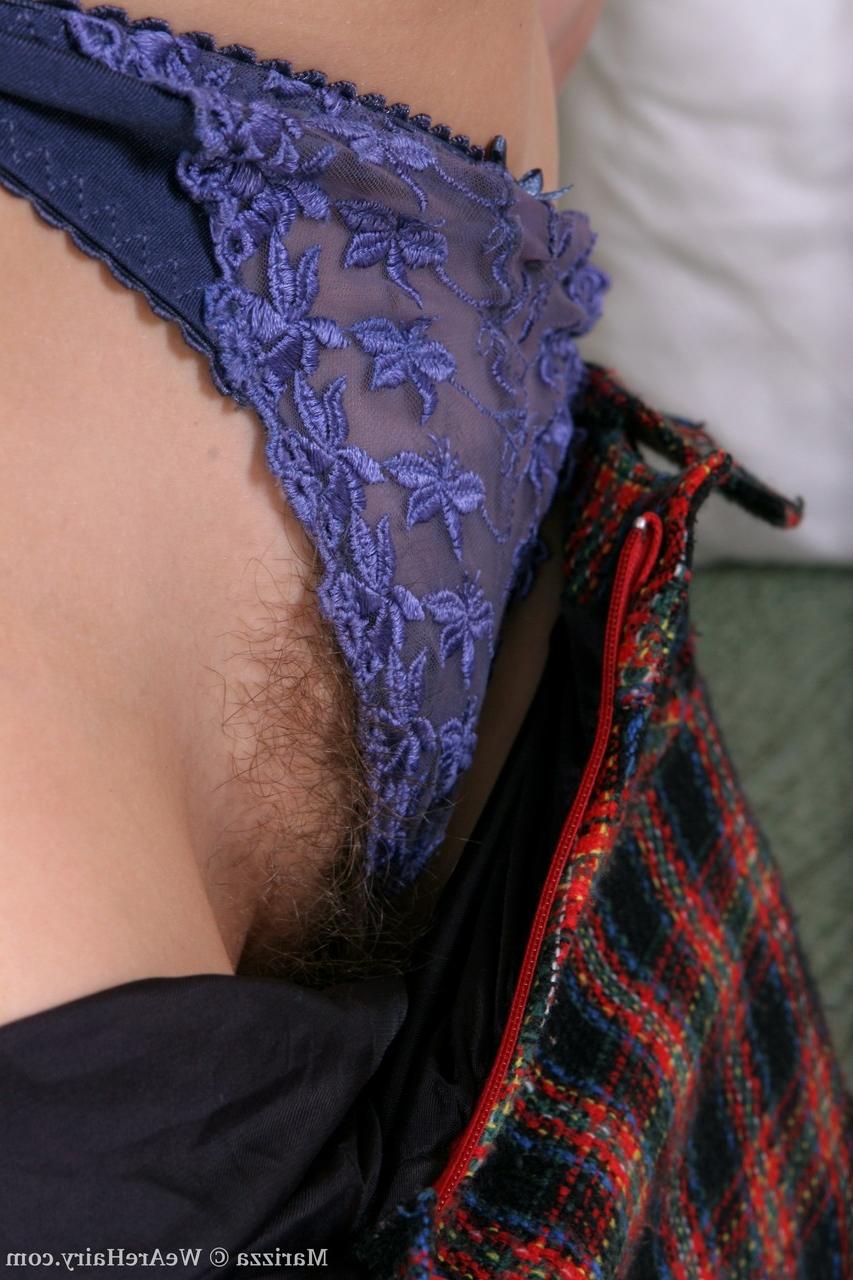 18P La adorable morena Marizza da placer a su coño tupido con nuevos juguetes sexuales