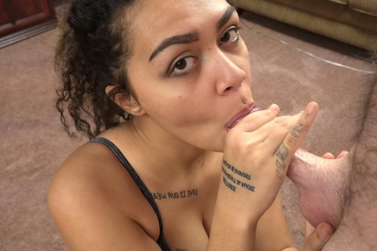 20P Morena amateur caliente Mara Luv se estira y chupa una polla y pelotas gordas en POV