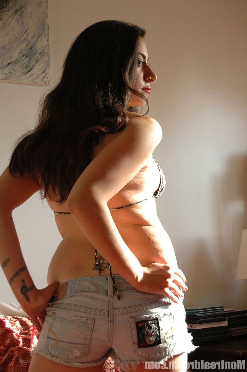 15P Das Amateurmädchen Madisson posiert in einem Bikinioberteil und mit aufgeknöpften Shorts