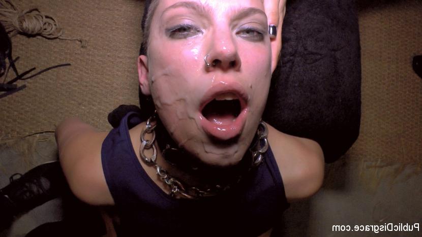 15P Garota alternativa é humilhada publicamente antes de um gangbang desagradável acontecer