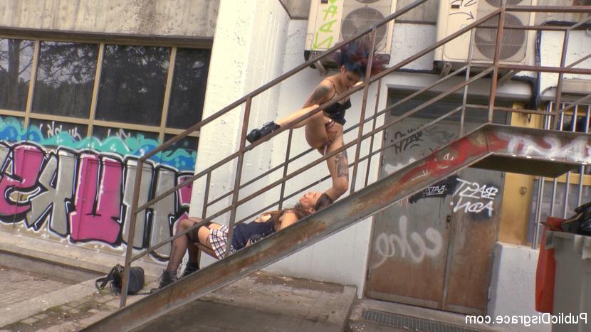 15P Garota alternativa é humilhada publicamente antes de um gangbang desagradável acontecer