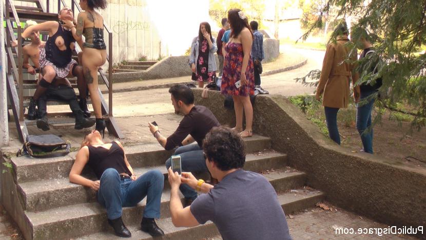 15P Garota alternativa é humilhada publicamente antes de um gangbang desagradável acontecer