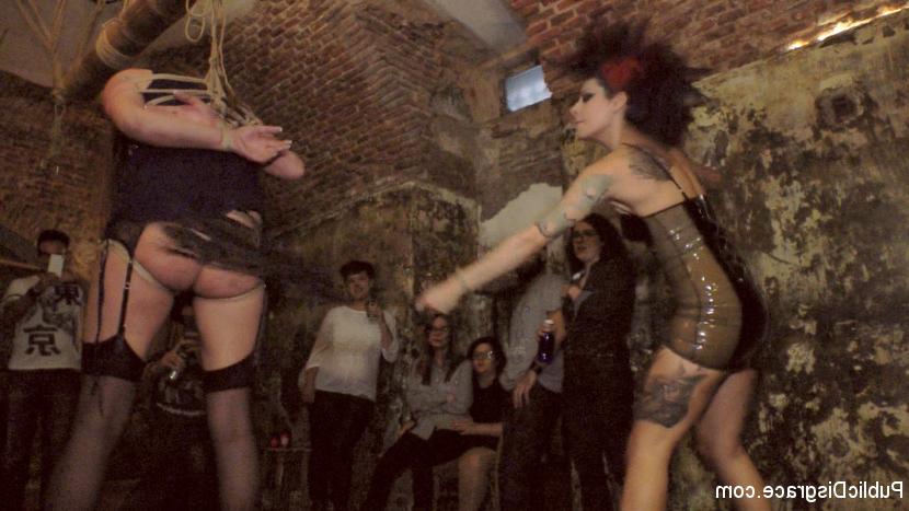15P Garota alternativa é humilhada publicamente antes de um gangbang desagradável acontecer