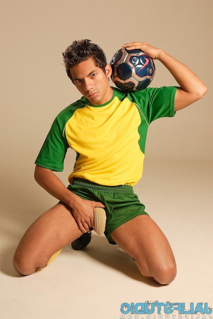 20P Horny Brazilian footballer Brenno Ferrari shows his ass and masturbates