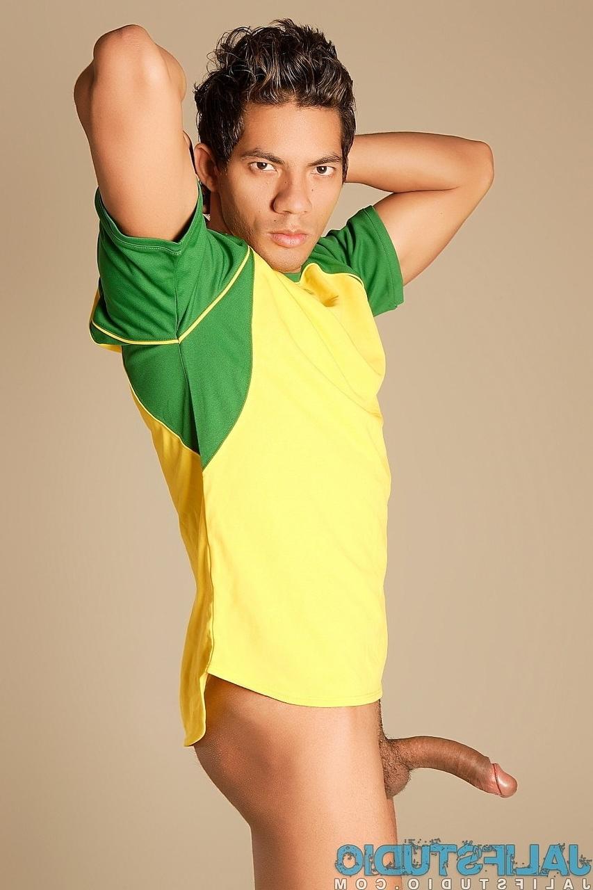 20P Horny Brazilian footballer Brenno Ferrari shows his ass and masturbates