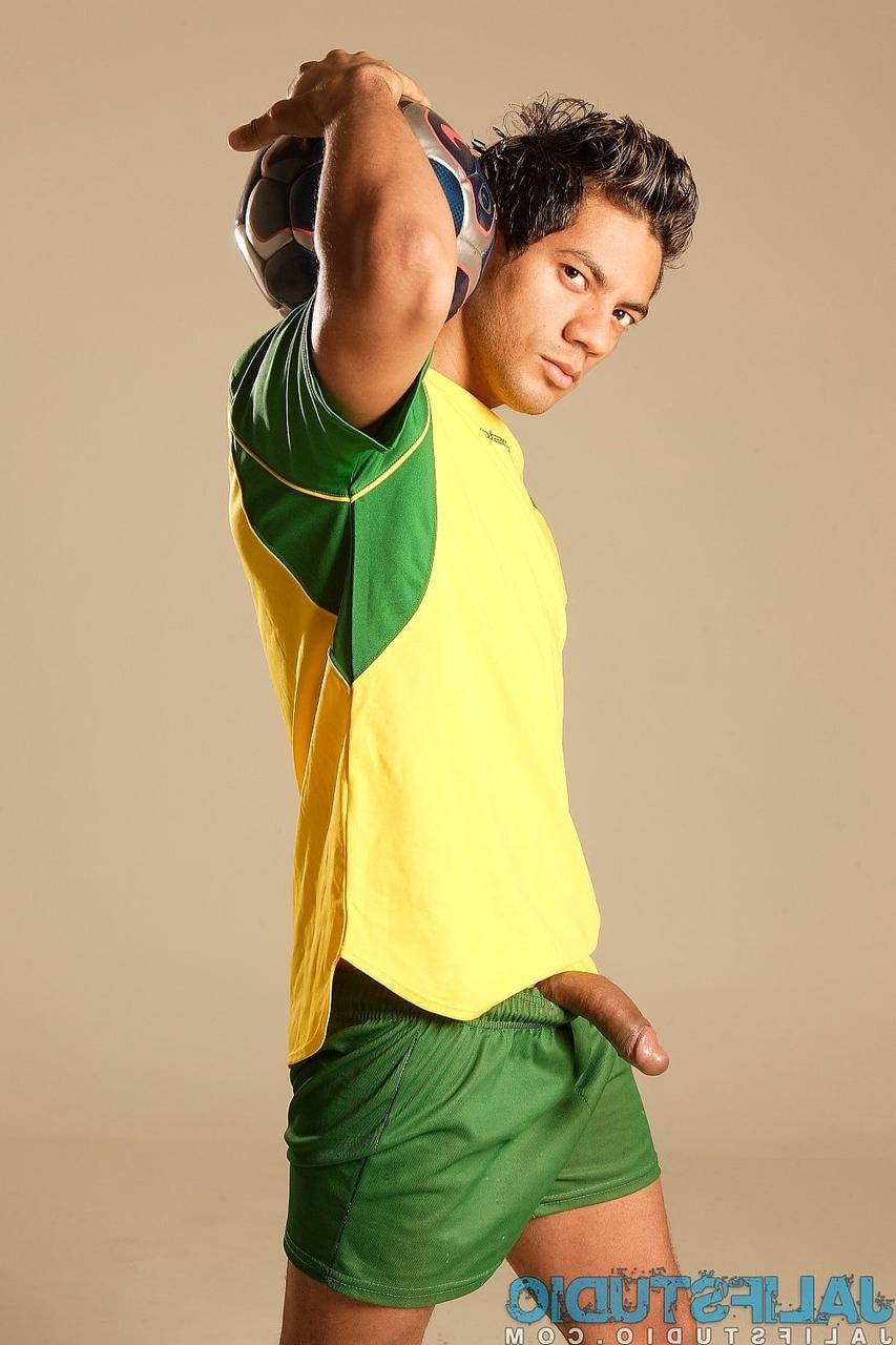 20P Horny Brazilian footballer Brenno Ferrari shows his ass and masturbates
